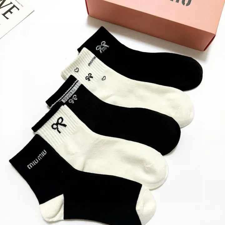 スーパーコピー ミュウミュウ 靴下