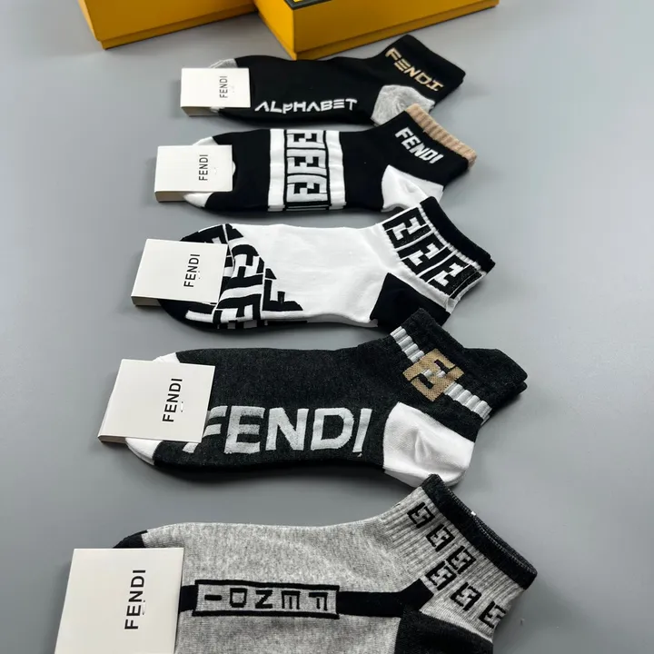 スーパーコピー ヴェルサーチ 靴下