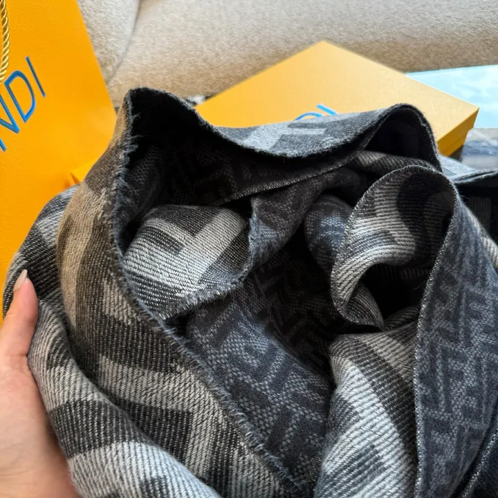 スーパーコピー フェンディ マフラー