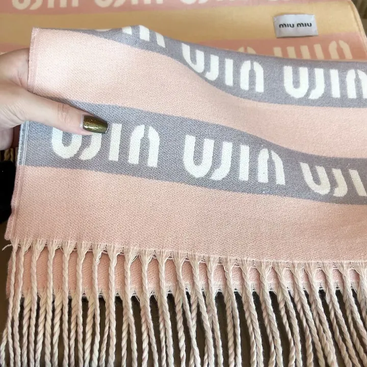 スーパーコピー ミュウミュウ マフラー