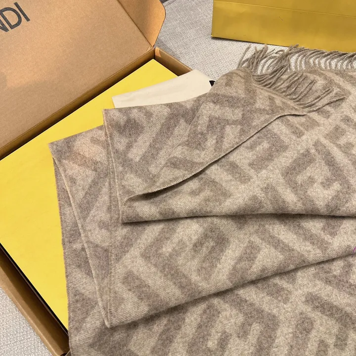 スーパーコピー フェンディ マフラー