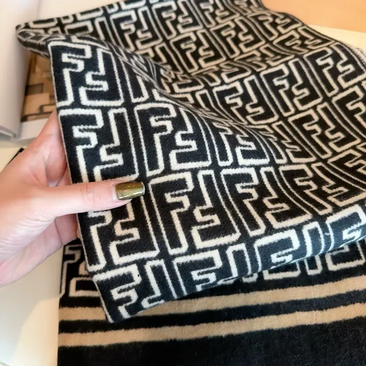 スーパーコピー フェンディ マフラー