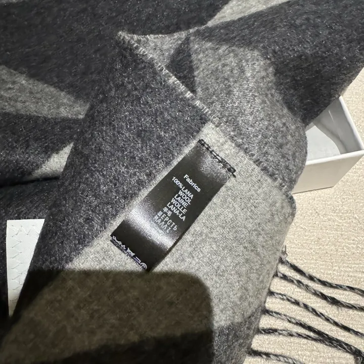 スーパーコピー ミュウミュウ マフラー