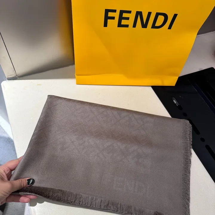 スーパーコピー フェンディ マフラー