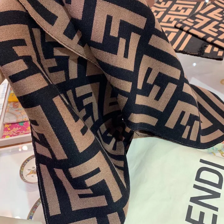 スーパーコピー フェンディ マフラー