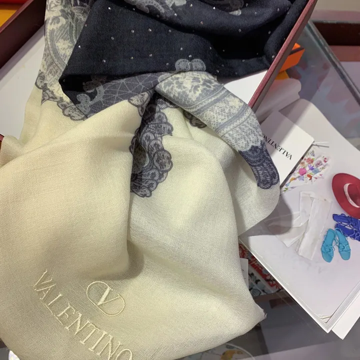 スーパーコピー ヴァレンティノ マフラー