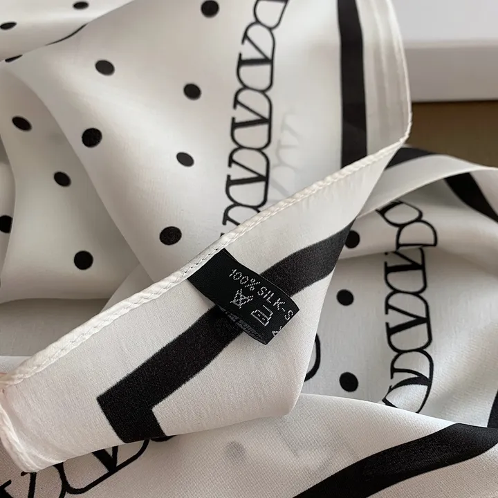 スーパーコピー ヴァレンティノ マフラー