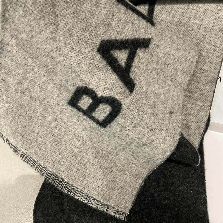 スーパーコピー バレンシアガ マフラー