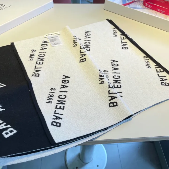 スーパーコピー バレンシアガ マフラー