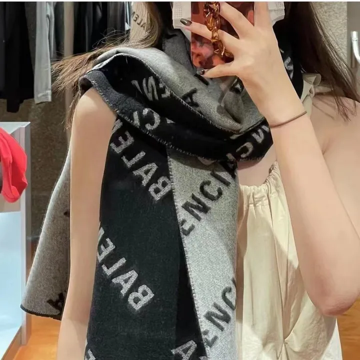 スーパーコピー バレンシアガ マフラー