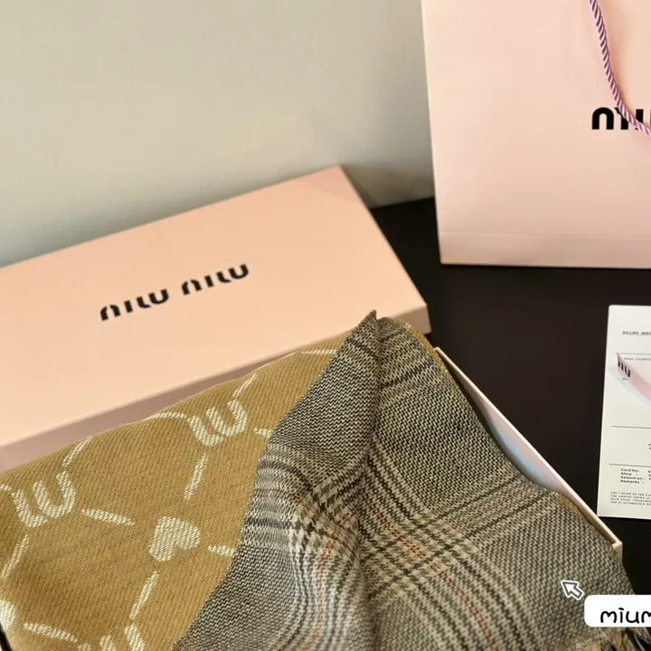 スーパーコピー ミュウミュウ マフラー