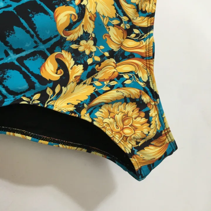 スーパーコピー シュプリーム 水着