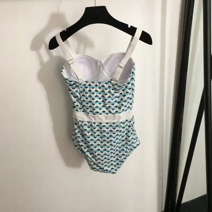 スーパーコピー バレンシアガ 水着