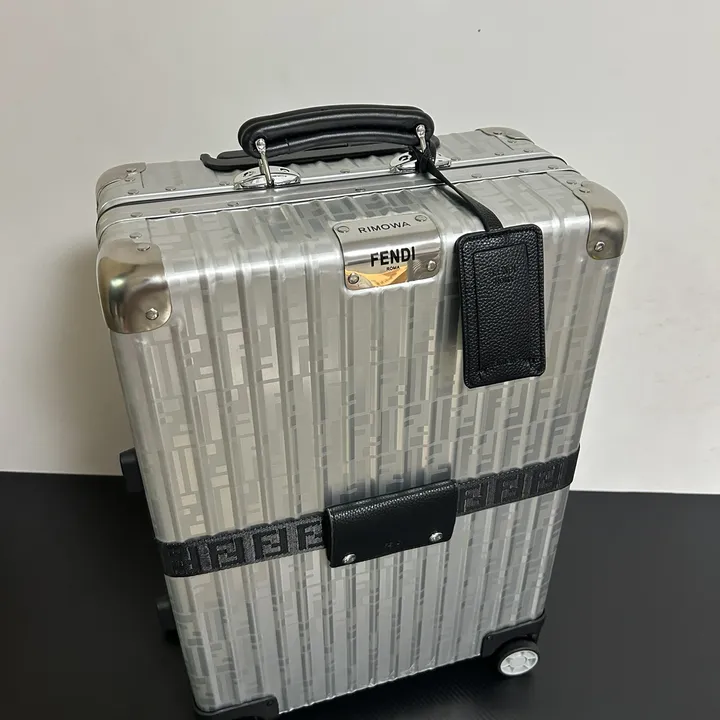 スーパーコピー フェンディ スーツケース