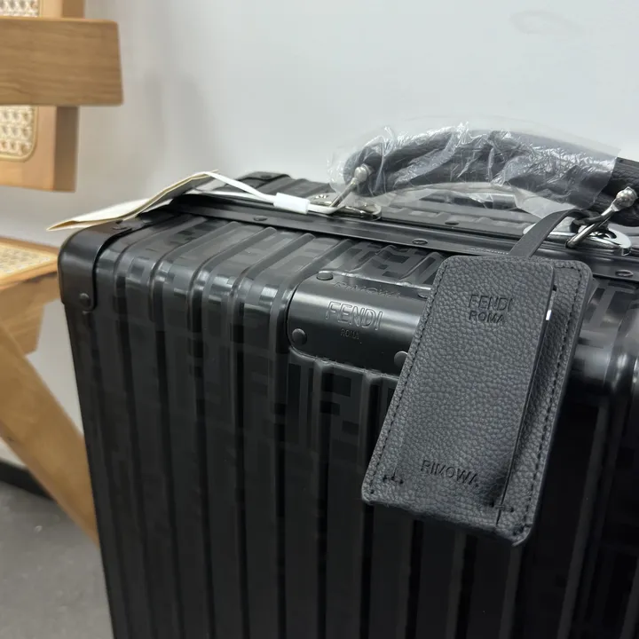 スーパーコピー フェンディ スーツケース