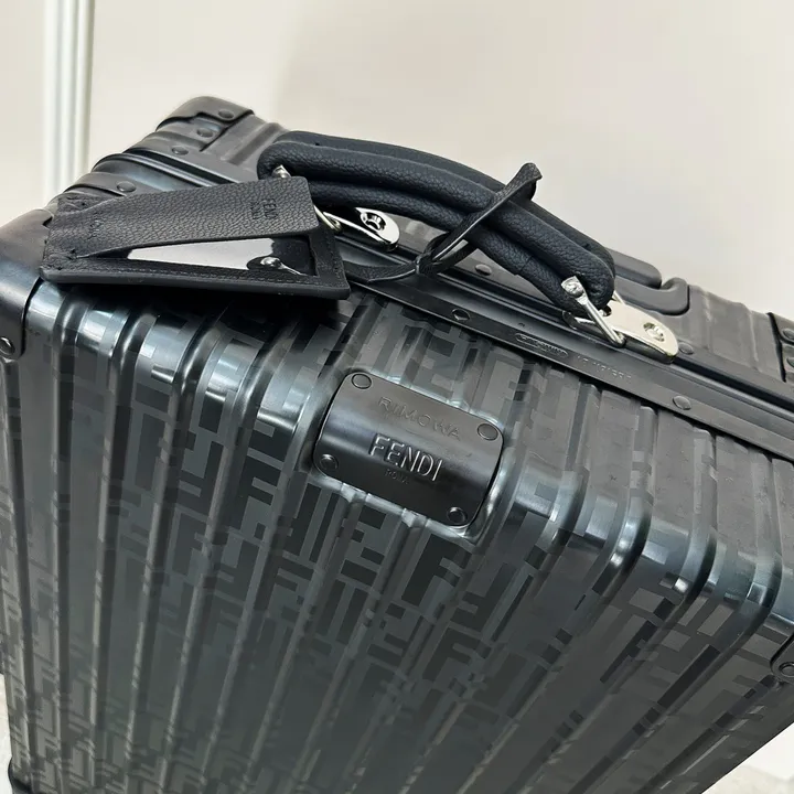 スーパーコピー フェンディ スーツケース