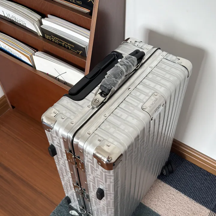 スーパーコピー フェンディ スーツケース