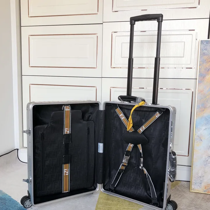 スーパーコピー フェンディ スーツケース