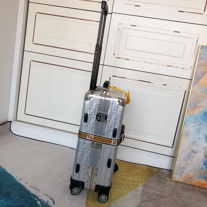 スーパーコピー フェンディ スーツケース