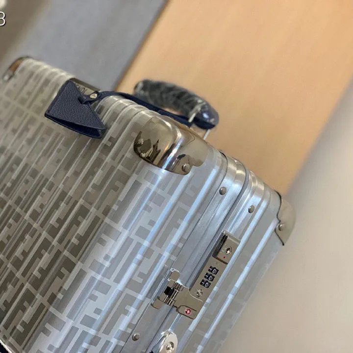 スーパーコピー フェンディ スーツケース