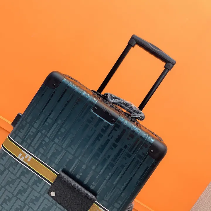 スーパーコピー フェンディ スーツケース