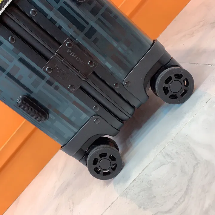 スーパーコピー フェンディ スーツケース