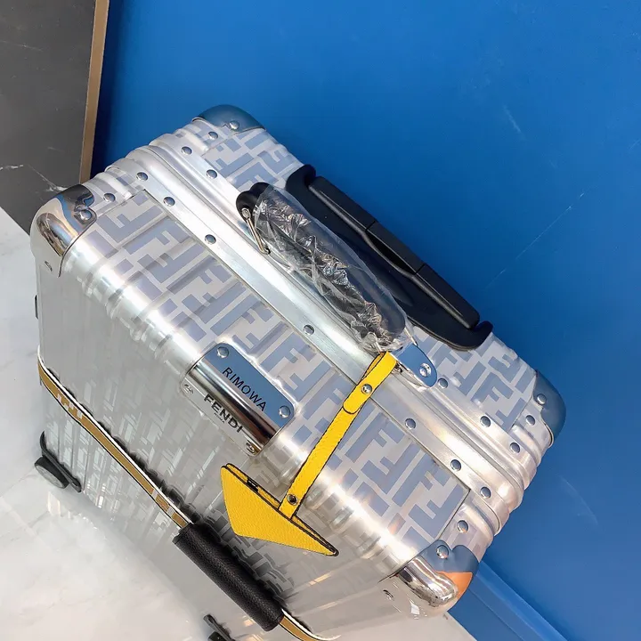 スーパーコピー フェンディ スーツケース