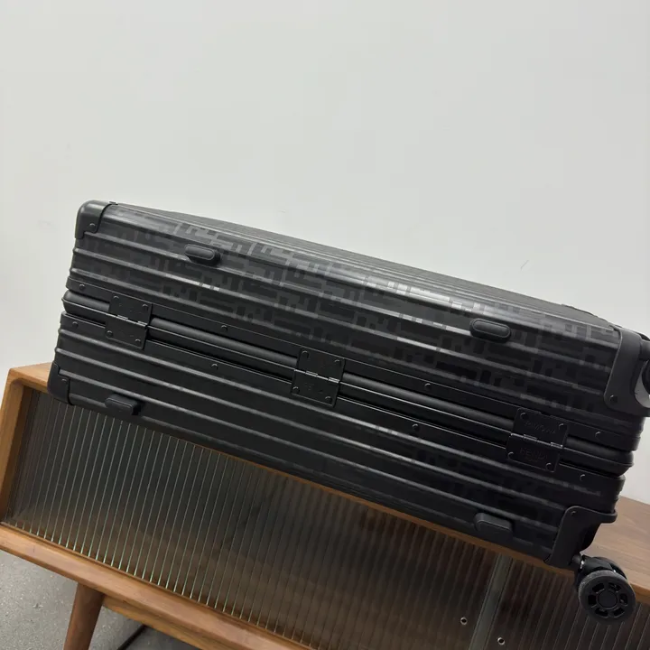 スーパーコピー フェンディ スーツケース