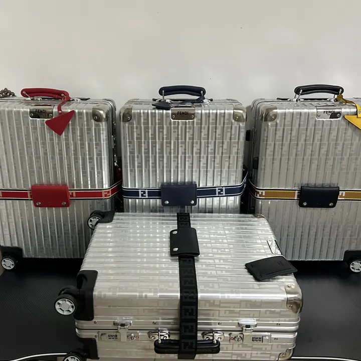 スーパーコピー フェンディ スーツケース