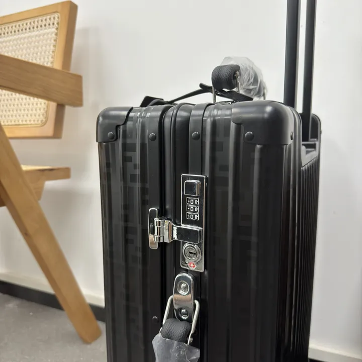 スーパーコピー フェンディ スーツケース