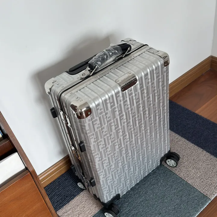 スーパーコピー フェンディ スーツケース