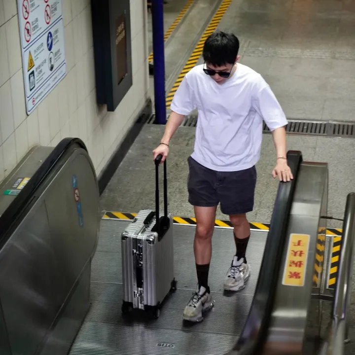 スーパーコピー フェンディ スーツケース