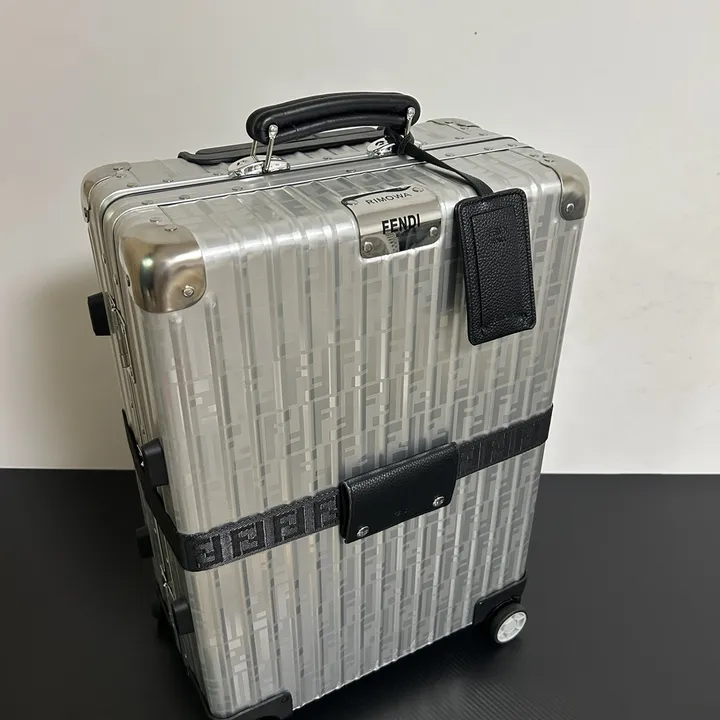 スーパーコピー フェンディ スーツケース