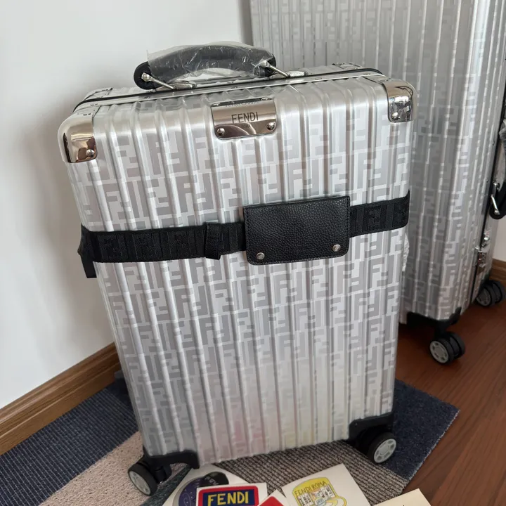 スーパーコピー フェンディ スーツケース