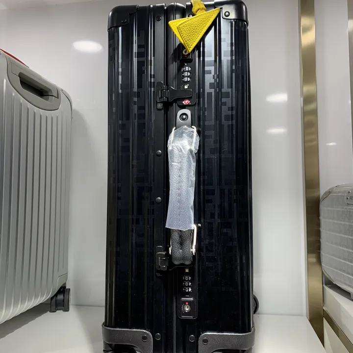 スーパーコピー フェンディ スーツケース