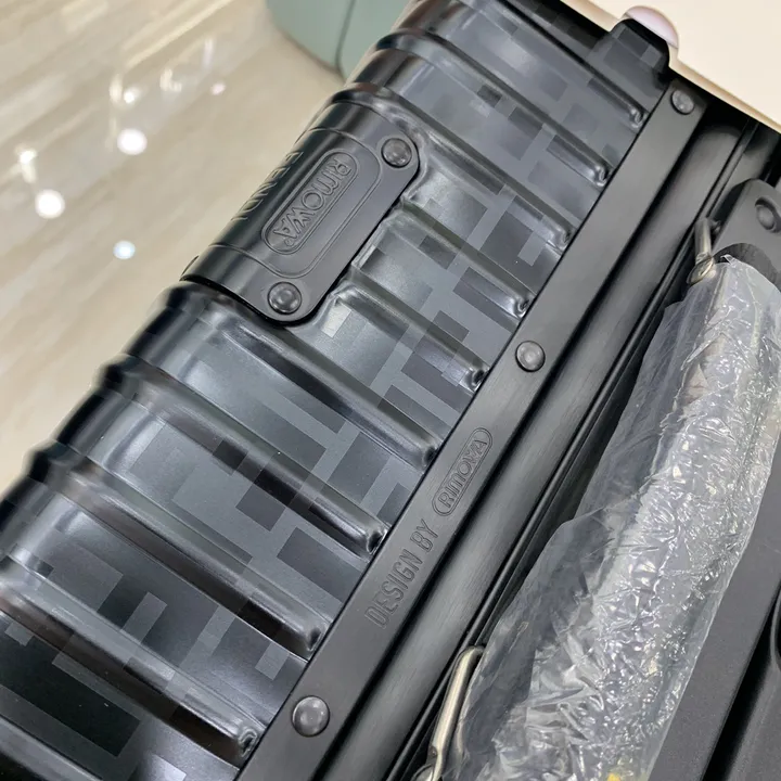 スーパーコピー フェンディ スーツケース