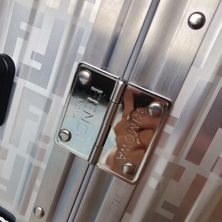 スーパーコピー フェンディ スーツケース