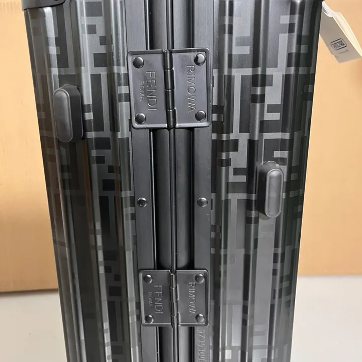 スーパーコピー フェンディ スーツケース