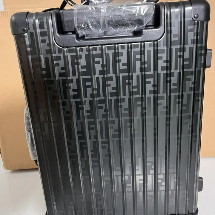 スーパーコピー フェンディ スーツケース