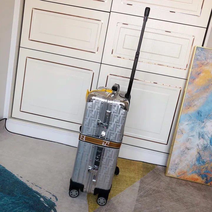 スーパーコピー フェンディ スーツケース