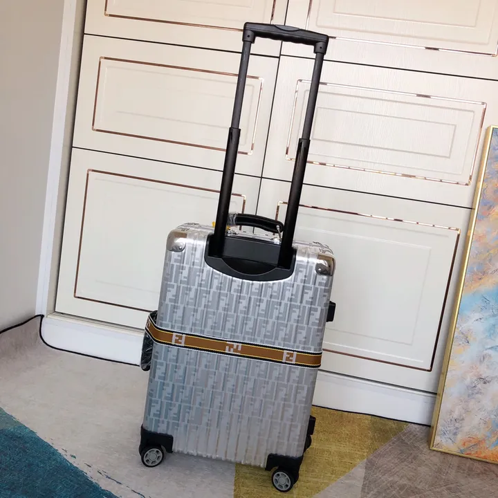 スーパーコピー フェンディ スーツケース