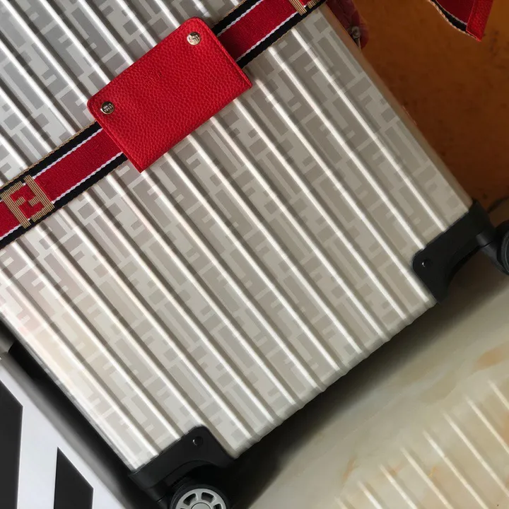 スーパーコピー フェンディ スーツケース