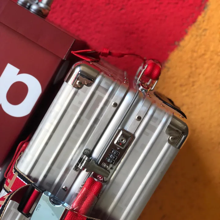 スーパーコピー フェンディ スーツケース