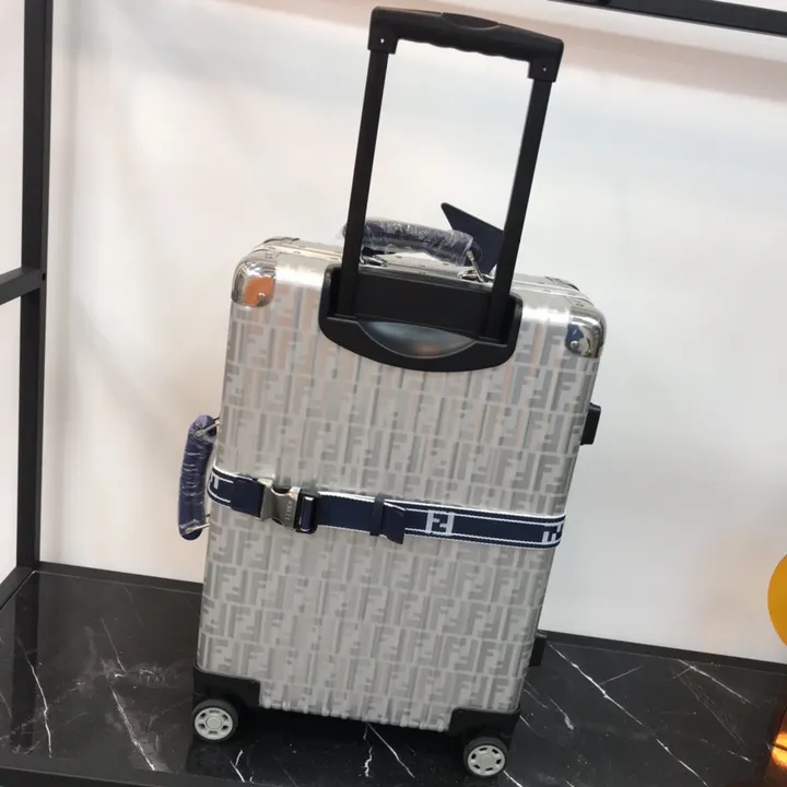 スーパーコピー フェンディ スーツケース