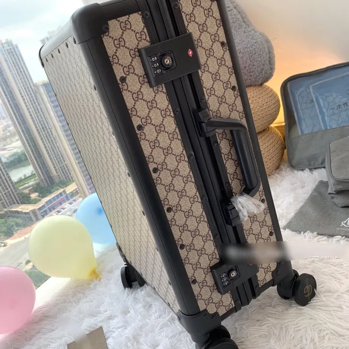 スーパーコピー フェンディ スーツケース