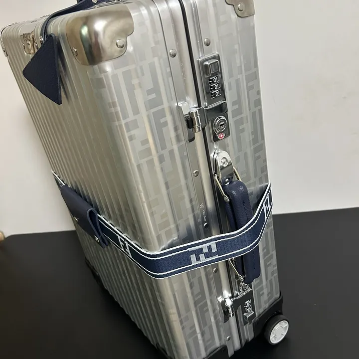 スーパーコピー フェンディ スーツケース