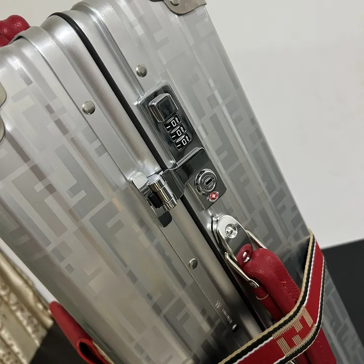 スーパーコピー フェンディ スーツケース