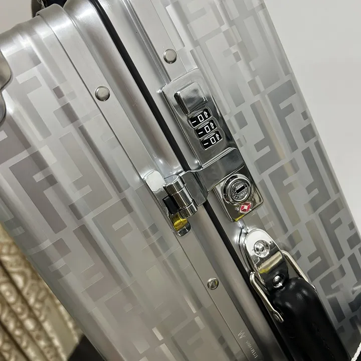 スーパーコピー フェンディ スーツケース