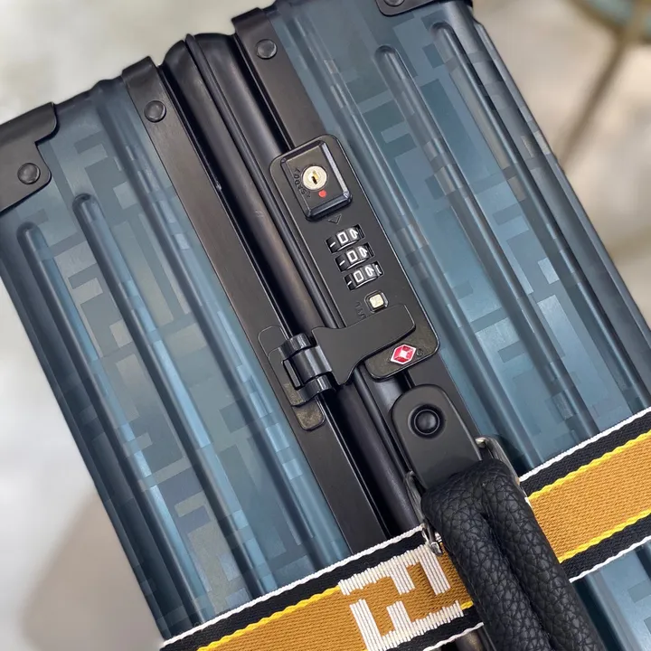 スーパーコピー フェンディ スーツケース