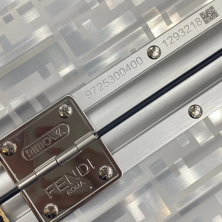 スーパーコピー フェンディ スーツケース